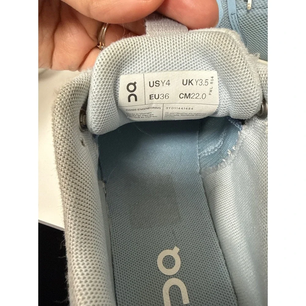 On Cloud Sky Running Shoes Kids Size 4Y Sky Blue Athletic Sporty Sneakers Active